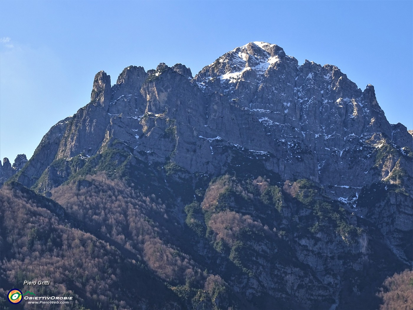 09 Zoom sul roccioso Monte Cornetta (2051 m).JPG